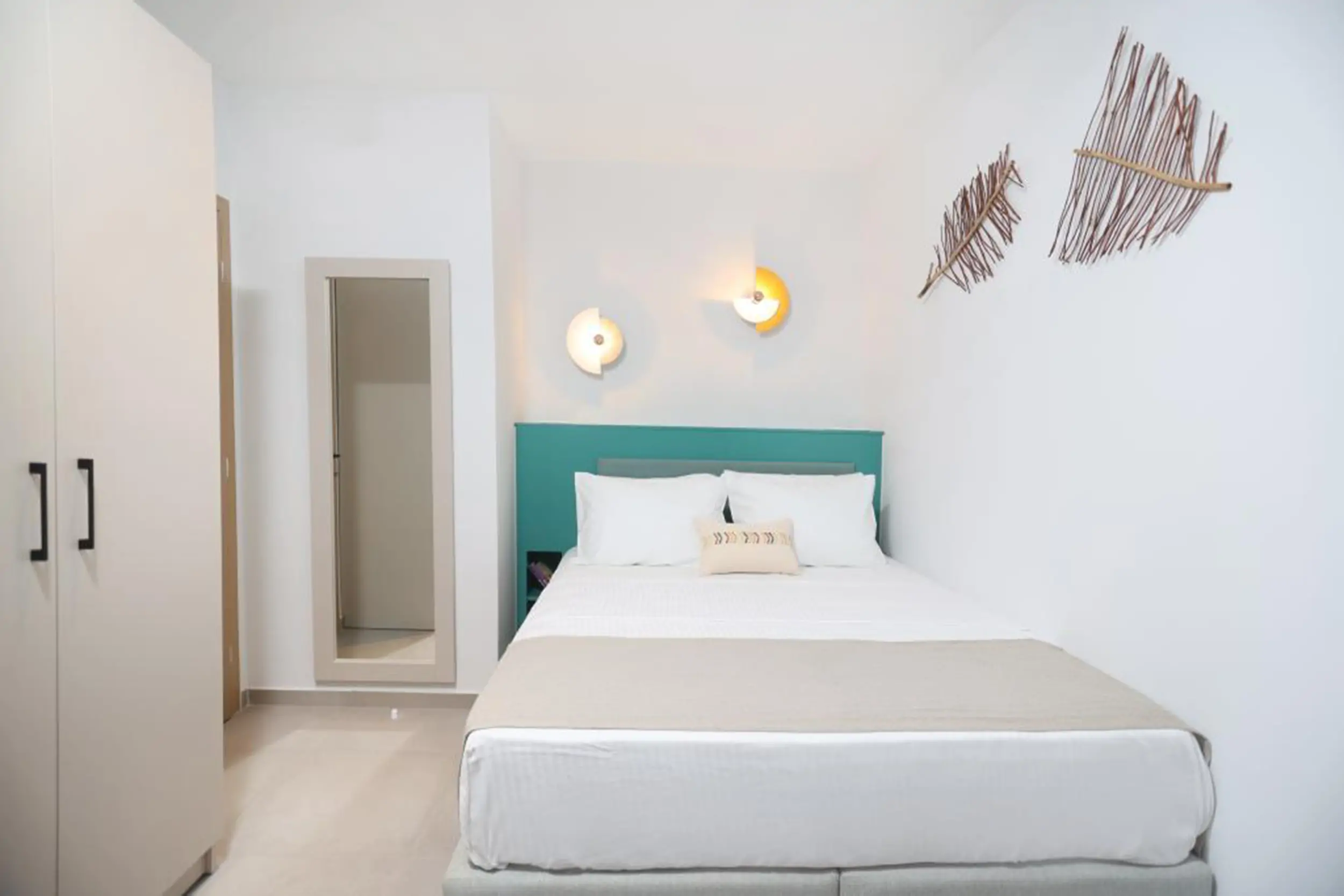 Blue Sand apartment in Pefkochori – modern double bedroom with balcony